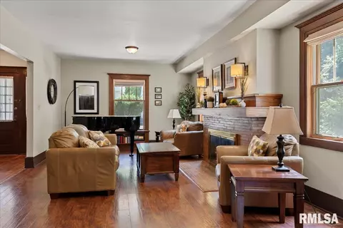 Entry Way - 801 S Walnut St, Springfield, IL 62704 photo 6 of 19