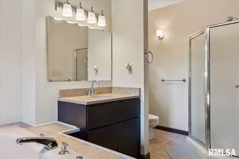 Bath - 801 S Walnut St, Springfield, IL 62704 photo 4 of 6