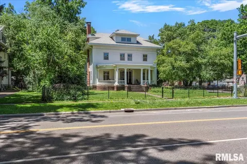 Exterior - 801 S Walnut St, Springfield, IL 62704 photo 2 of 15