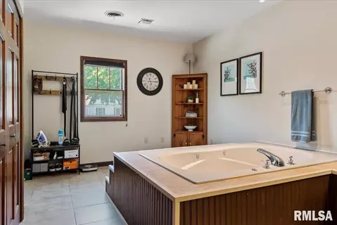 Bath - 801 S Walnut St, Springfield, IL 62704 photo 2 of 6