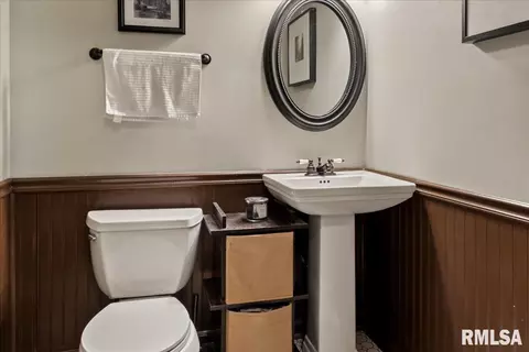 Bath - 801 S Walnut St, Springfield, IL 62704 photo 1 of 6