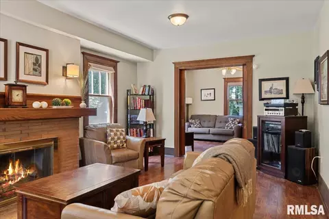 Living - 801 S Walnut St, Springfield, IL 62704 photo 1 of 5