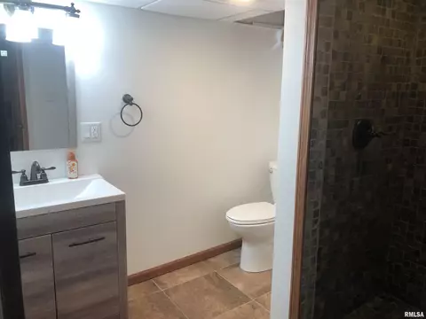 Bath - 1824 Wolfe, Springfield, IL 62702 photo 3 of 4