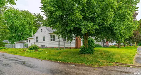228 Oglesby Ave, Lincoln, IL 62656
