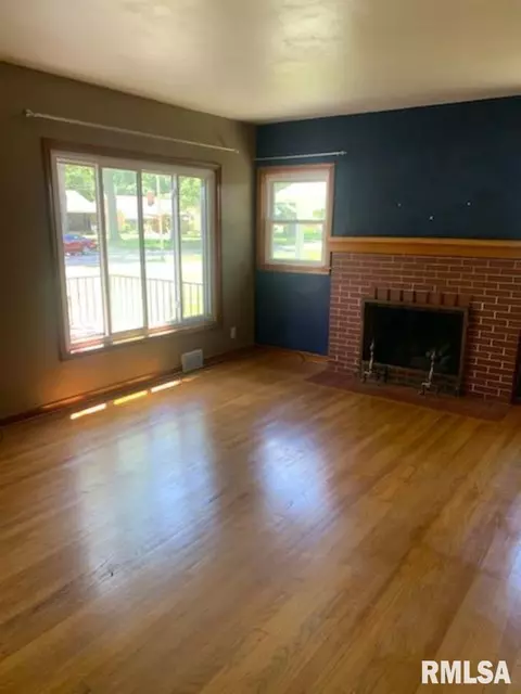 Living - 2317 S Walnut St, Springfield, IL 62704 photo 2 of 5