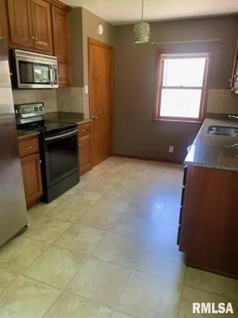 Entry Way - 2317 S Walnut St, Springfield, IL 62704 photo 2 of 4