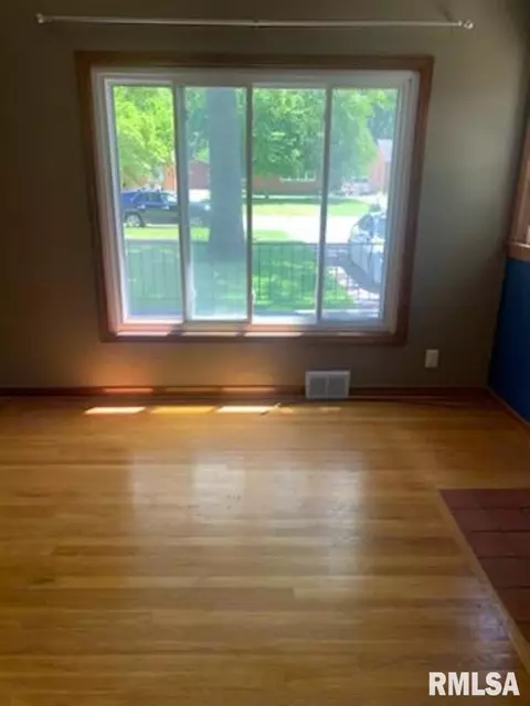 Living - 2317 S Walnut St, Springfield, IL 62704 photo 5 of 5