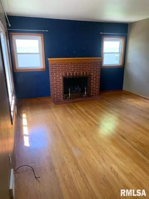 Living - 2317 S Walnut St, Springfield, IL 62704 photo 1 of 5