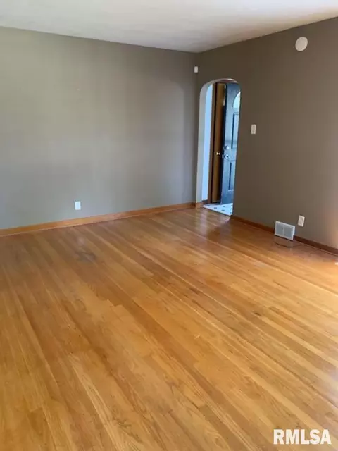 Living - 2317 S Walnut St, Springfield, IL 62704 photo 4 of 5