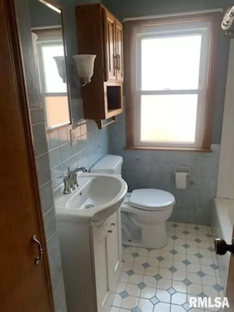 Bath - 2317 S Walnut St, Springfield, IL 62704 photo 1 of 1