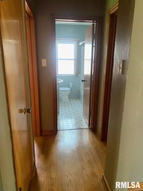 Entry Way - 2317 S Walnut St, Springfield, IL 62704 photo 3 of 4