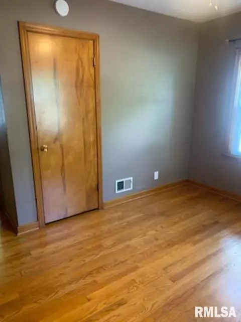 Bedroom - 2317 S Walnut St, Springfield, IL 62704 photo 2 of 3