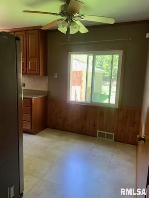 Entry Way - 2317 S Walnut St, Springfield, IL 62704 photo 1 of 4