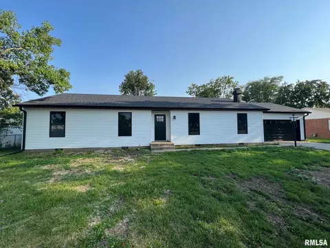 215 Half Moon, Lincoln, IL 62656