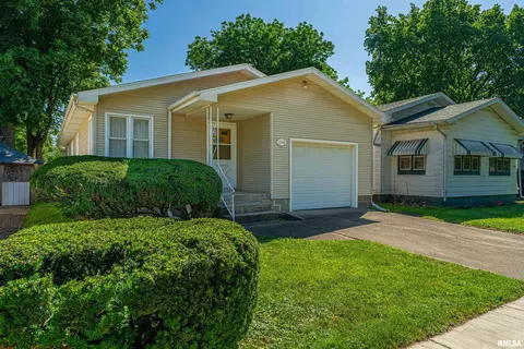 1114 Pekin St, Lincoln, IL 62656