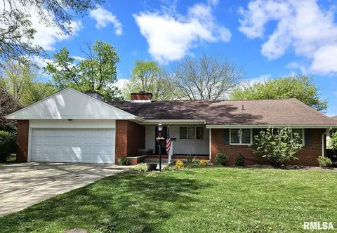 111 Mundy St, Lincoln, IL 62656