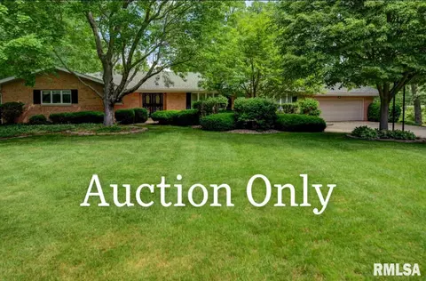 705 Lakeside Dr, Taylorville, IL 62568