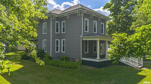 327 Lincoln Ave, Lincoln, IL 62656