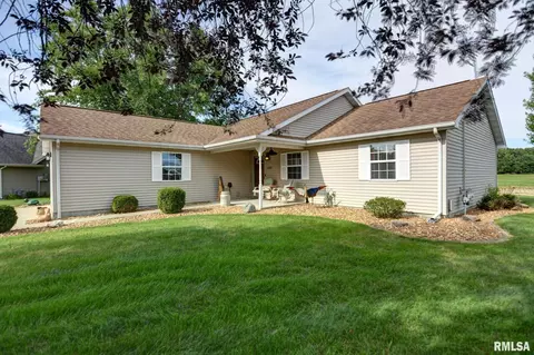 2208 White Oak Dr, Taylorville, IL 62568