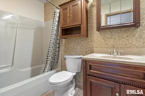 Bath - 2916 Lakeshire Dr, Springfield, IL 62707 photo 1 of 2