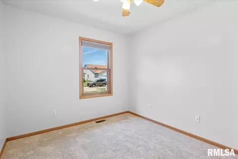 Bedroom - 2916 Lakeshire Dr, Springfield, IL 62707 photo 7 of 12