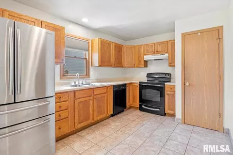 Kitchen - 2916 Lakeshire Dr, Springfield, IL 62707 photo 1 of 1