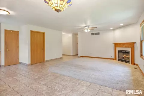 Living - 2916 Lakeshire Dr, Springfield, IL 62707 photo 2 of 4