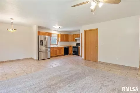 Living - 2916 Lakeshire Dr, Springfield, IL 62707 photo 3 of 4