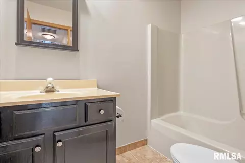 Bath - 2916 Lakeshire Dr, Springfield, IL 62707 photo 2 of 2