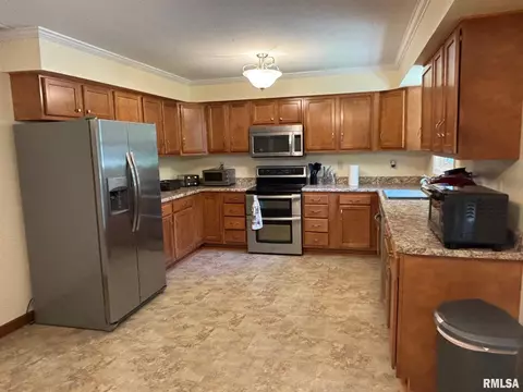 2114 Claremont Rd, Springfield, IL 62703 photo 2