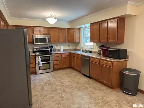 2114 Claremont Rd, Springfield, IL 62703 photo 3