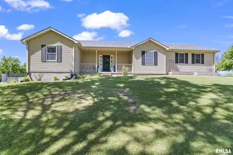 19952 Country Hills Ave, Greenview, IL 62642