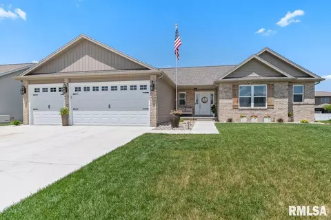 2405 Hopwood Dr, Chatham, IL 62629