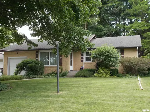 16 Houser Ct, Lincoln, IL 62656