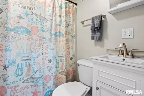 Bath - 2329 Yale Blvd, Springfield, IL 62703 photo 2 of 2
