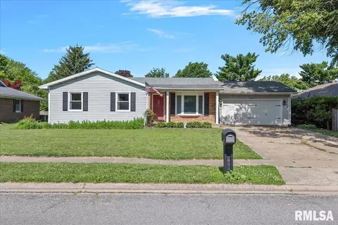 17 Arbor Dr, Jacksonville, IL 62650
