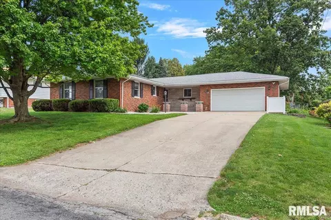 18 Terry Dr, Jacksonville, IL 62650