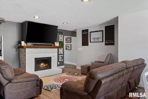 Living - 1 Markwood Ln, Springfield, IL 62712 photo 2 of 6