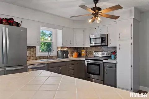 Kitchen - 1 Markwood Ln, Springfield, IL 62712 photo 2 of 4
