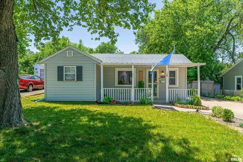 1502 Fisher St, Pekin, IL 61554