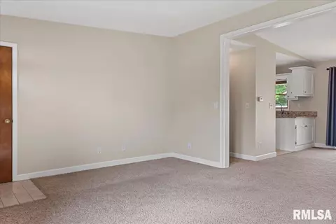 4401 Trevi Dr, Springfield, IL 62703 photo 2