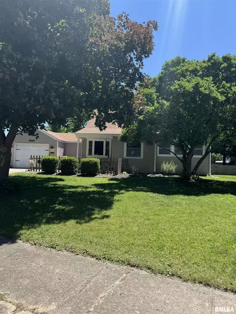 706 W Elm St, Taylorville, IL 62568