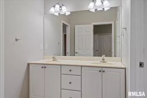Bath - 3516 Tamarak Dr, Springfield, IL 62712 photo 2 of 5