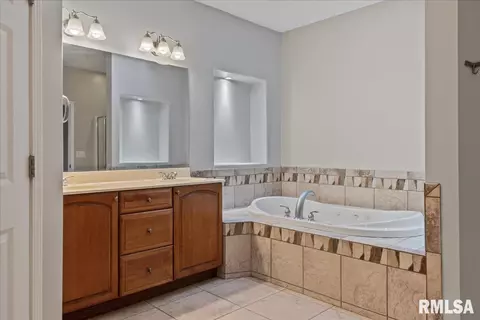 Bath - 3516 Tamarak Dr, Springfield, IL 62712 photo 1 of 5