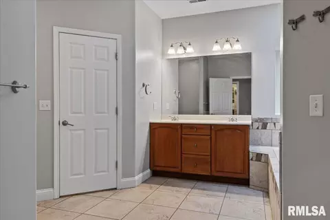 Entry Way - 3516 Tamarak Dr, Springfield, IL 62712 photo 5 of 8
