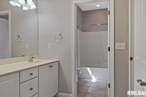 Bath - 3516 Tamarak Dr, Springfield, IL 62712 photo 3 of 5