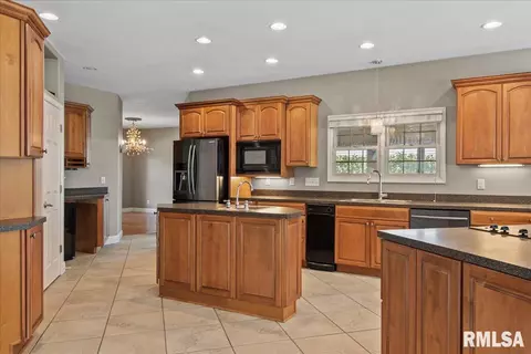 Kitchen - 3516 Tamarak Dr, Springfield, IL 62712 photo 4 of 7