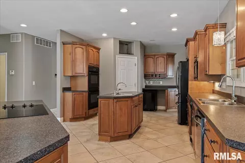Kitchen - 3516 Tamarak Dr, Springfield, IL 62712 photo 3 of 7