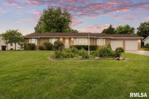 30 Lakeside Dr, Auburn, IL 62615
