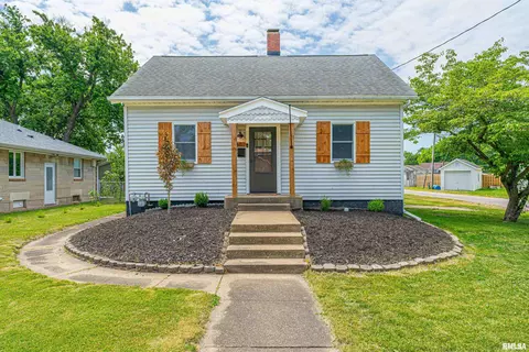 1503 Delavan St, Lincoln, IL 62656